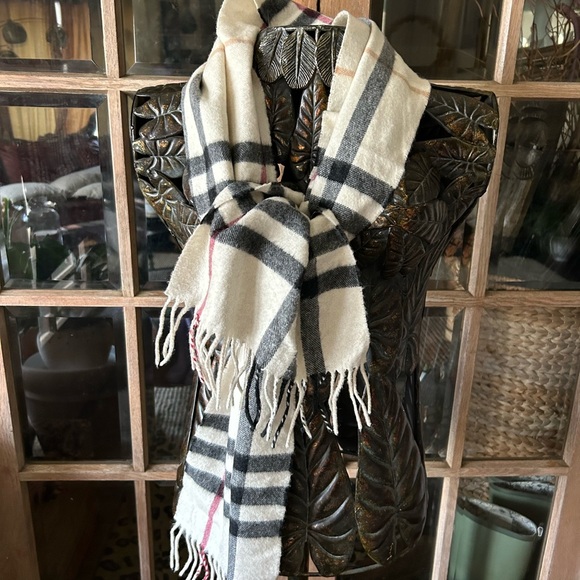 Burberry Classic Check 100%Cashmere Scarf Authentic in excellent condition! - Picture 5 of 10
